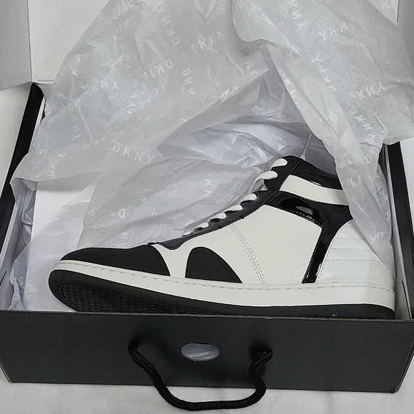 DKNY - Picture 3 of 10